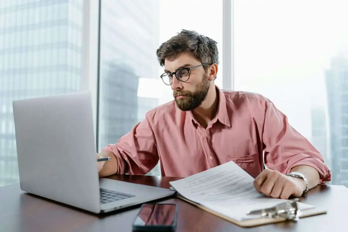 AML Analyst working