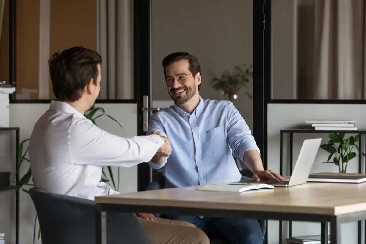 Crowdstaffing Recruitment: Definition, Pros & Cons in 2025