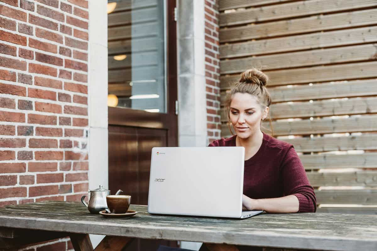 Freelance Recruiter working on computer testimonial
