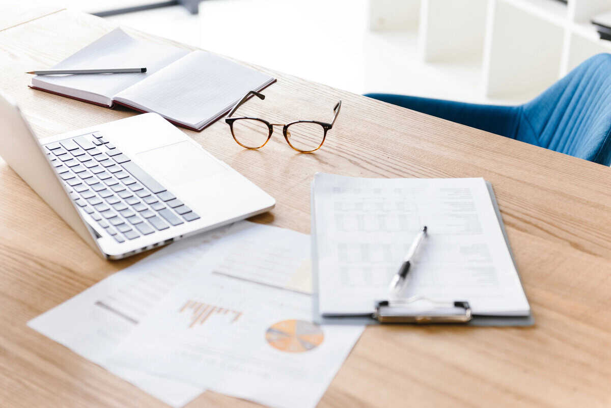 Fintech worker working on computer. testimonial